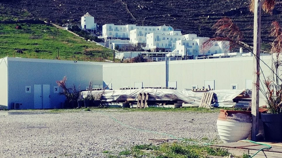Η Μύκονος γέμιζει με κοντέινερ-σπίτια για τους εργαζόμενους- Ζητούσαν 8.000 ευρώ από δασκάλα για σπίτι 40τ.μ. (εικόνες)